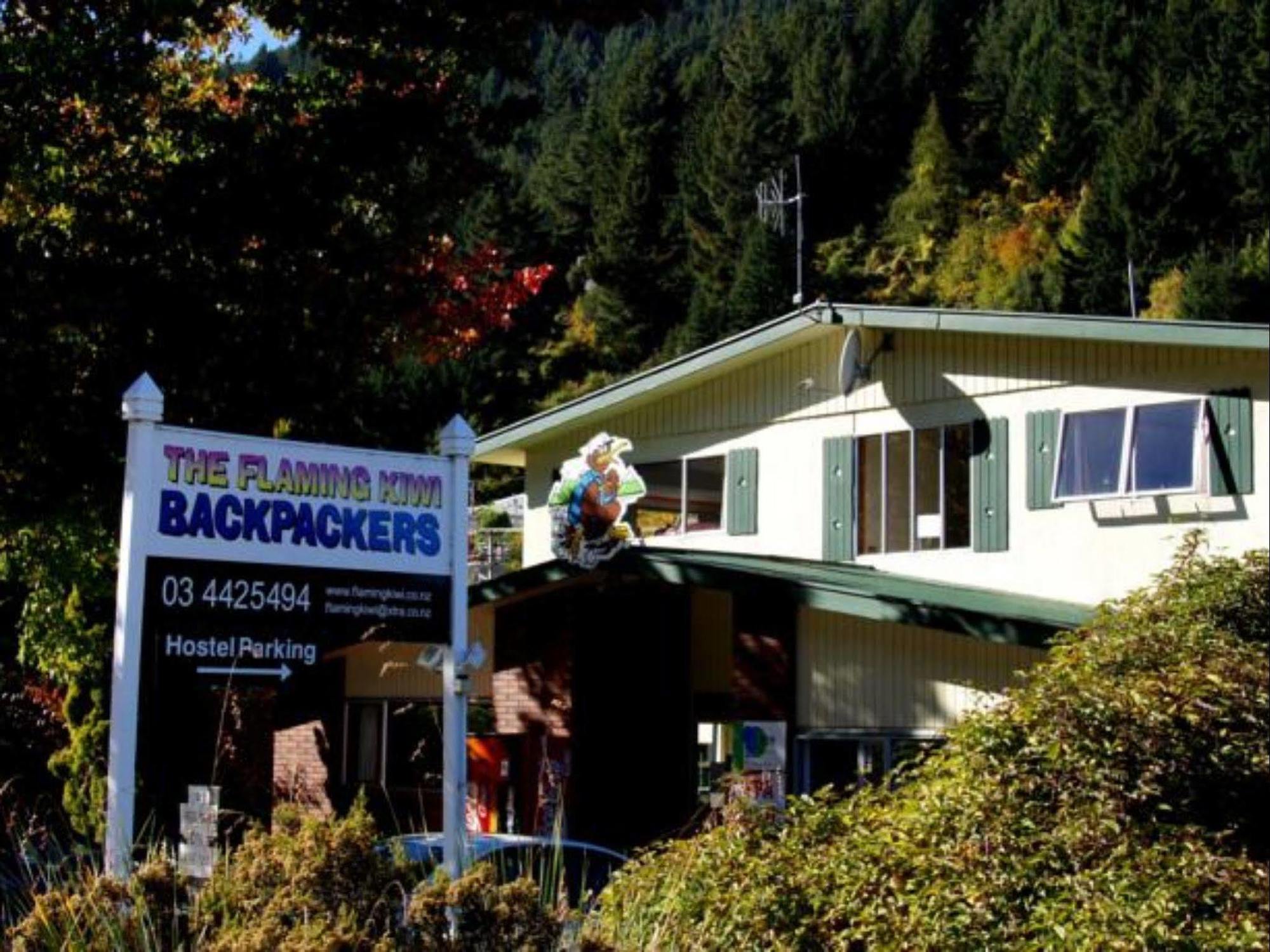 Albergue The Flaming Kiwi Backpackers Queenstown Exterior foto